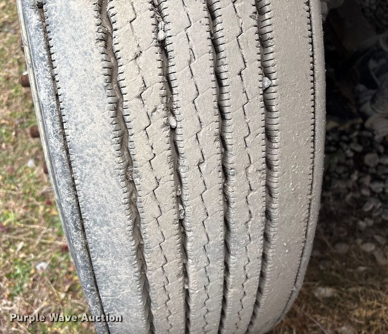 image for item EF1002 2011 Volvo VNL semi truck