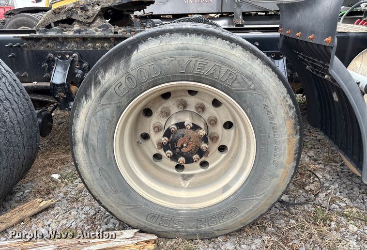 image for item EF1002 2011 Volvo VNL semi truck