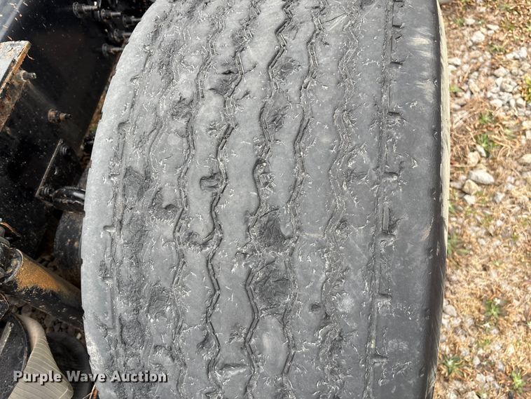 image for item EF1002 2011 Volvo VNL semi truck