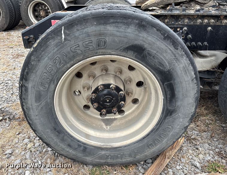 image for item EF1002 2011 Volvo VNL semi truck