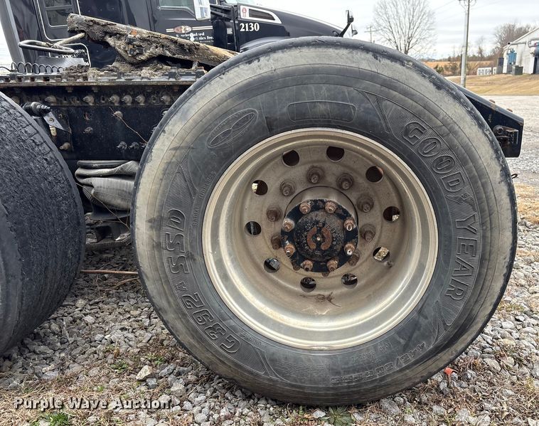 image for item EF1002 2011 Volvo VNL semi truck