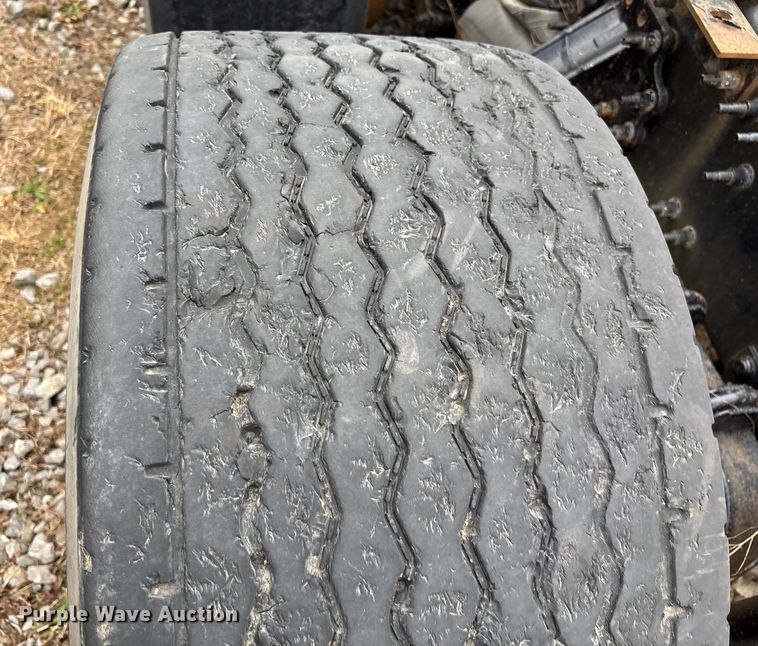 image for item EF1002 2011 Volvo VNL semi truck