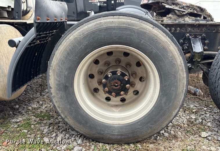 image for item EF1002 2011 Volvo VNL semi truck