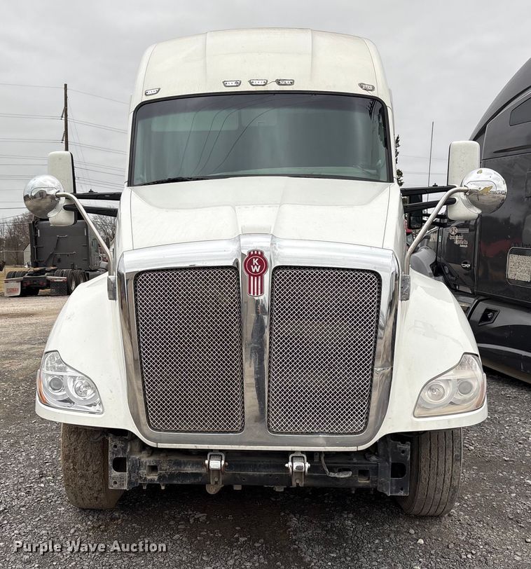 image for item EF1003 2015 Kenworth T680 semi truck
