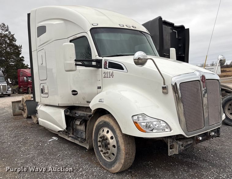 image for item EF1003 2015 Kenworth T680 semi truck