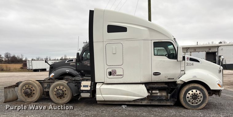 image for item EF1003 2015 Kenworth T680 semi truck