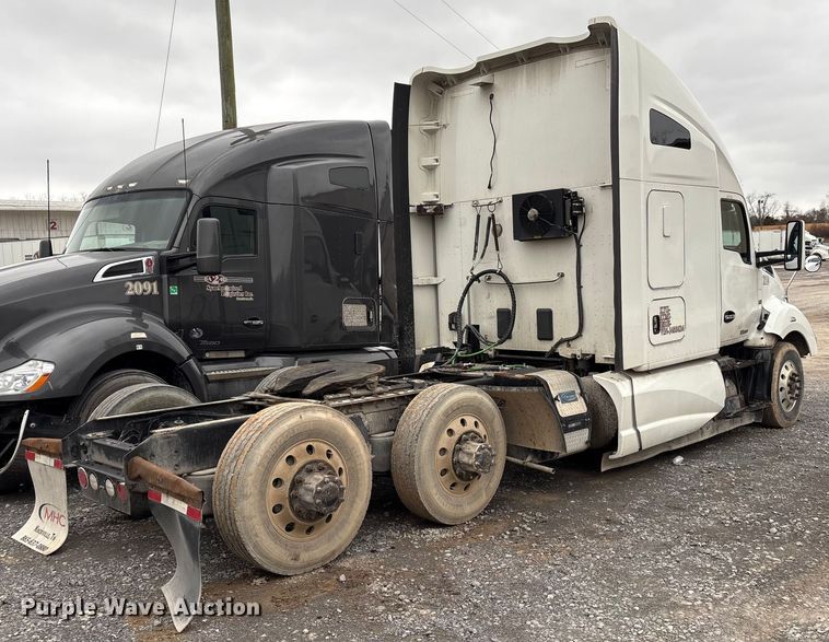 image for item EF1003 2015 Kenworth T680 semi truck