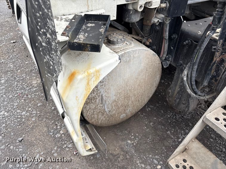 image for item EF1003 2015 Kenworth T680 semi truck