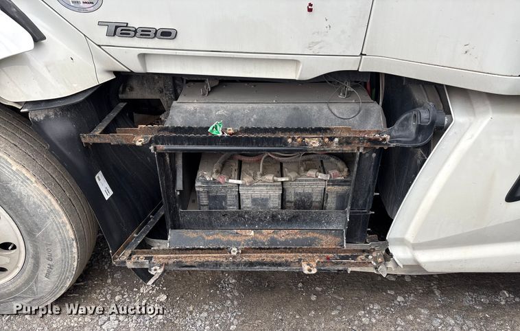 image for item EF1003 2015 Kenworth T680 semi truck