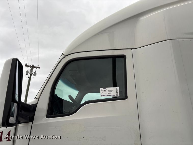 image for item EF1003 2015 Kenworth T680 semi truck