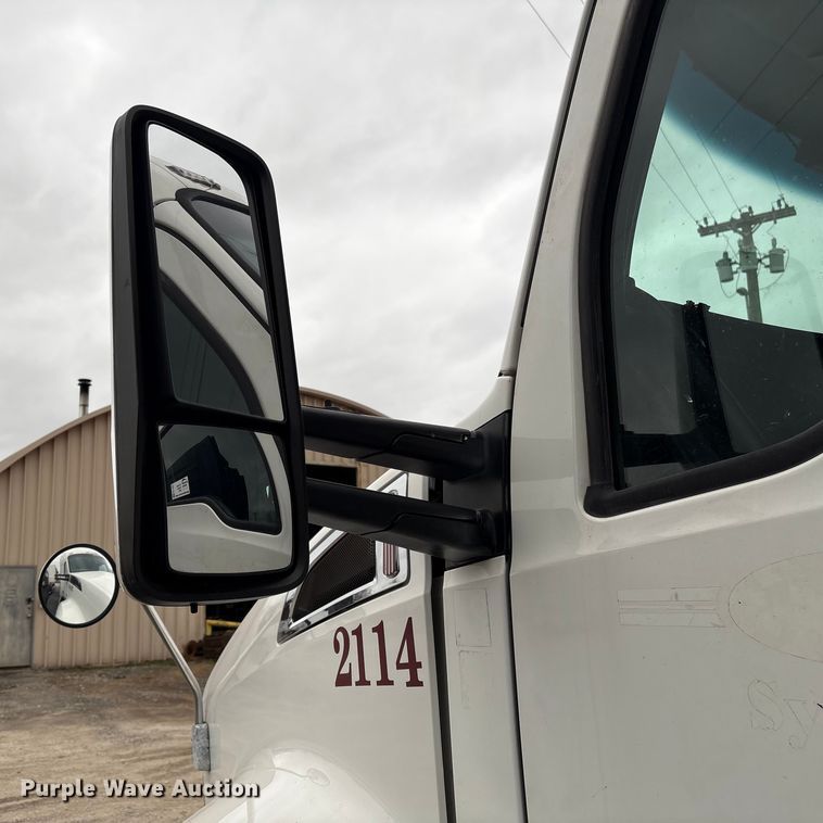 image for item EF1003 2015 Kenworth T680 semi truck