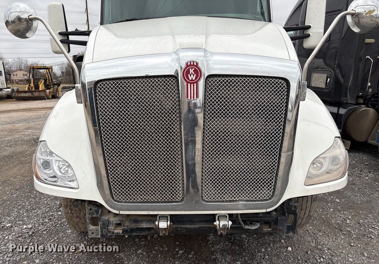 image for item EF1003 2015 Kenworth T680 semi truck