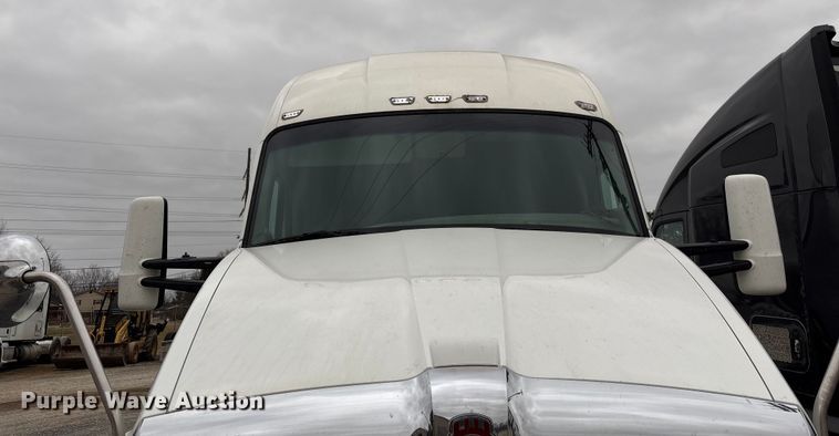 image for item EF1003 2015 Kenworth T680 semi truck