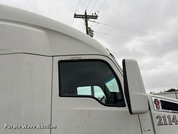 image for item EF1003 2015 Kenworth T680 semi truck