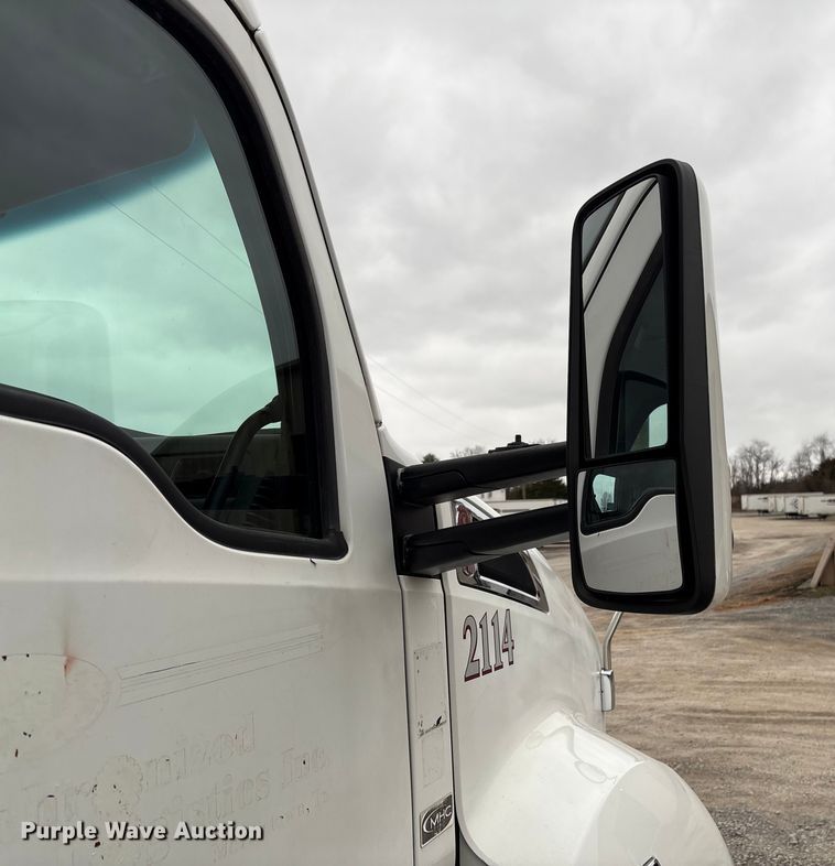 image for item EF1003 2015 Kenworth T680 semi truck