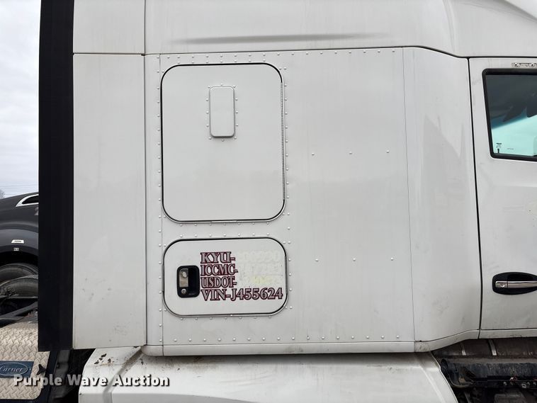 image for item EF1003 2015 Kenworth T680 semi truck