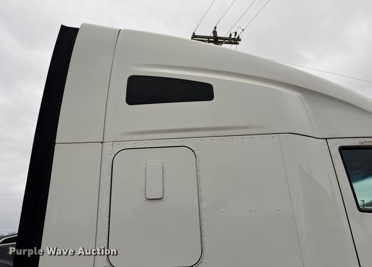 image for item EF1003 2015 Kenworth T680 semi truck