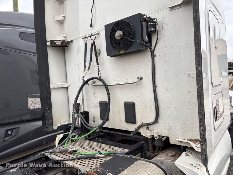 image for item EF1003 2015 Kenworth T680 semi truck