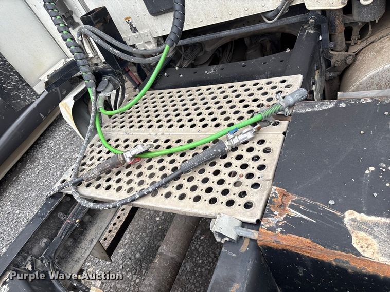 image for item EF1003 2015 Kenworth T680 semi truck