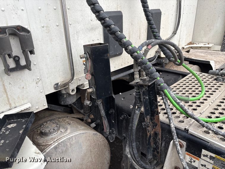 image for item EF1003 2015 Kenworth T680 semi truck