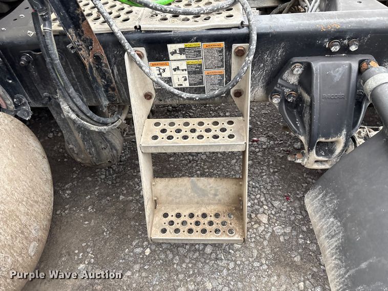 image for item EF1003 2015 Kenworth T680 semi truck