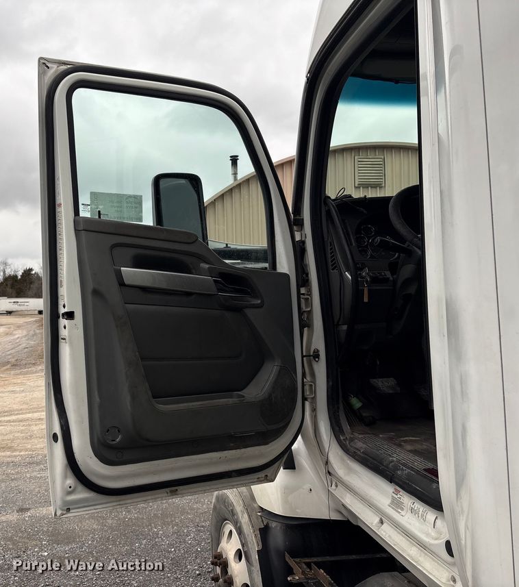 image for item EF1003 2015 Kenworth T680 semi truck