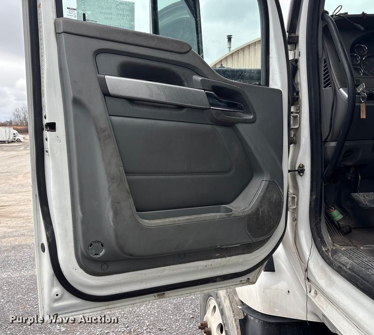 image for item EF1003 2015 Kenworth T680 semi truck