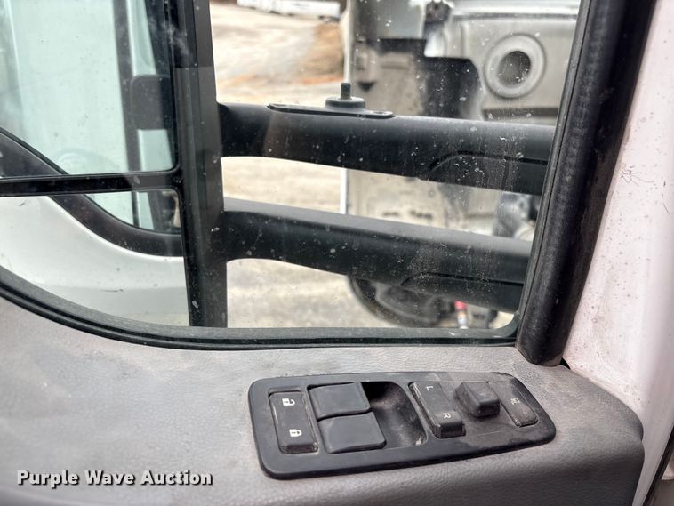 image for item EF1003 2015 Kenworth T680 semi truck