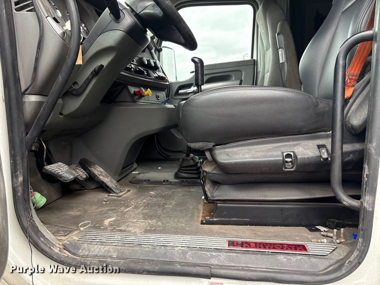 image for item EF1003 2015 Kenworth T680 semi truck
