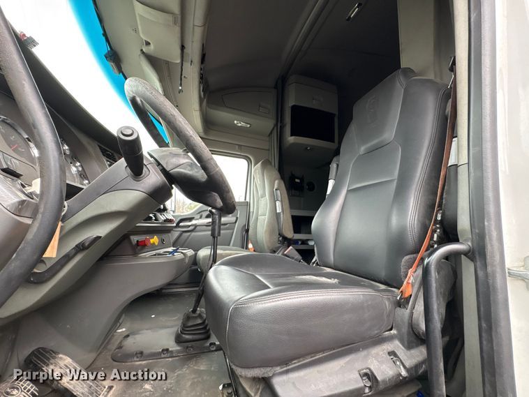 image for item EF1003 2015 Kenworth T680 semi truck