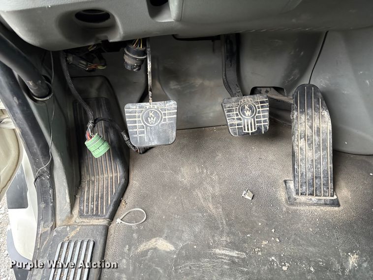 image for item EF1003 2015 Kenworth T680 semi truck