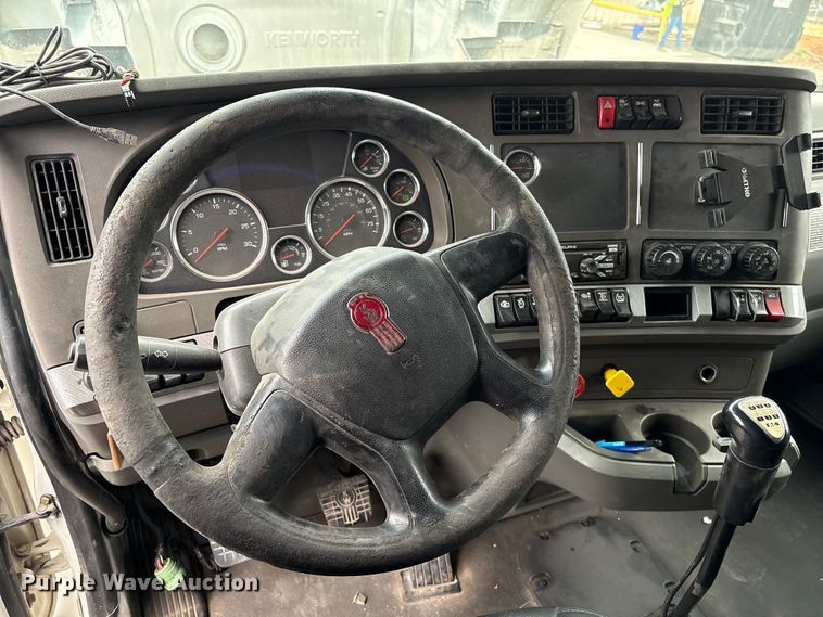 image for item EF1003 2015 Kenworth T680 semi truck