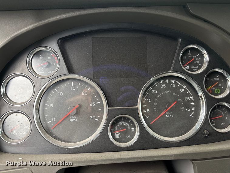 image for item EF1003 2015 Kenworth T680 semi truck