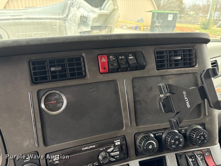 image for item EF1003 2015 Kenworth T680 semi truck