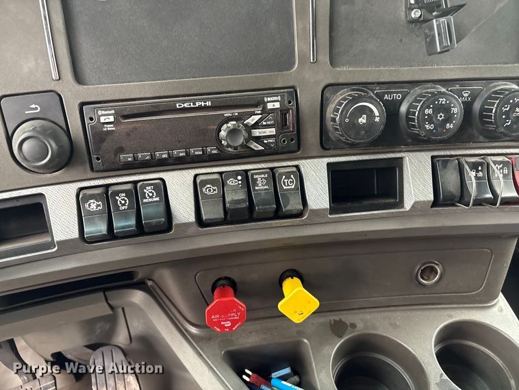 image for item EF1003 2015 Kenworth T680 semi truck