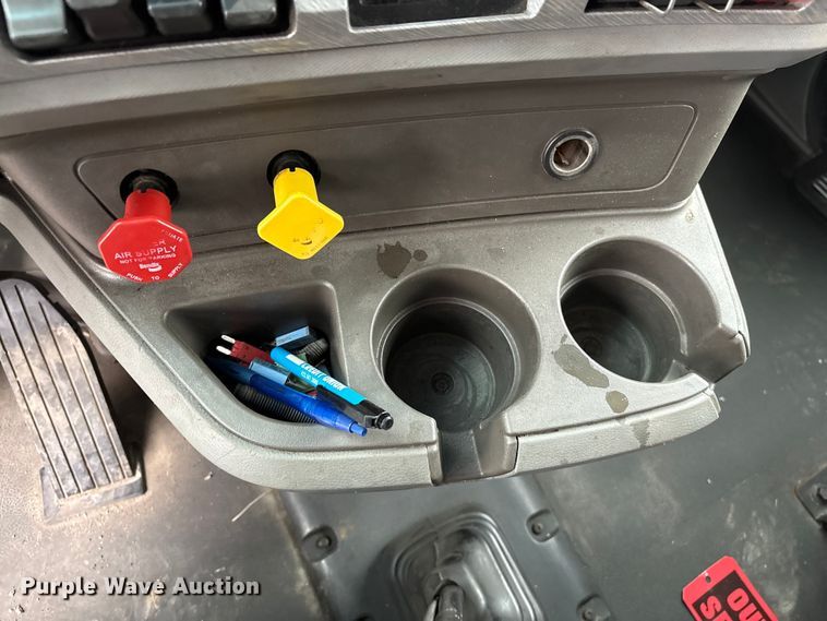 image for item EF1003 2015 Kenworth T680 semi truck