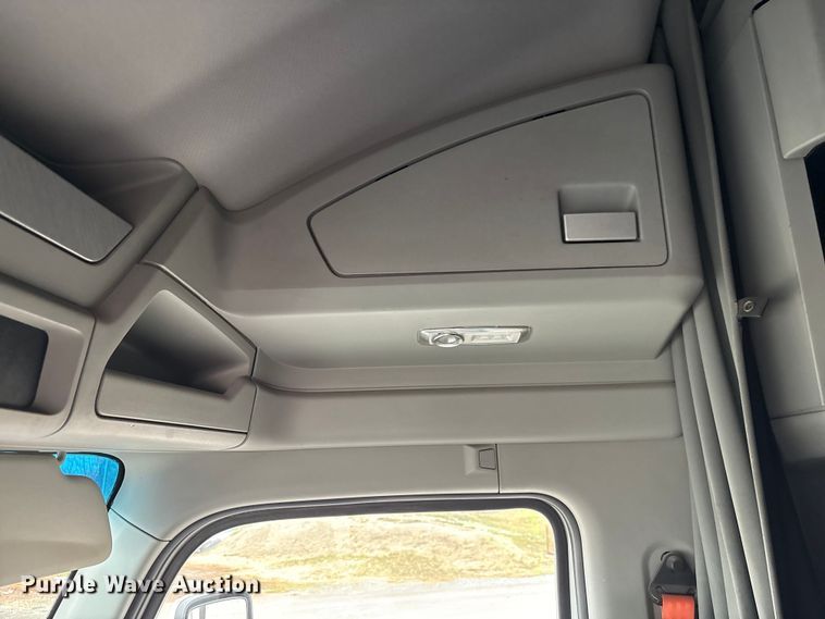 image for item EF1003 2015 Kenworth T680 semi truck