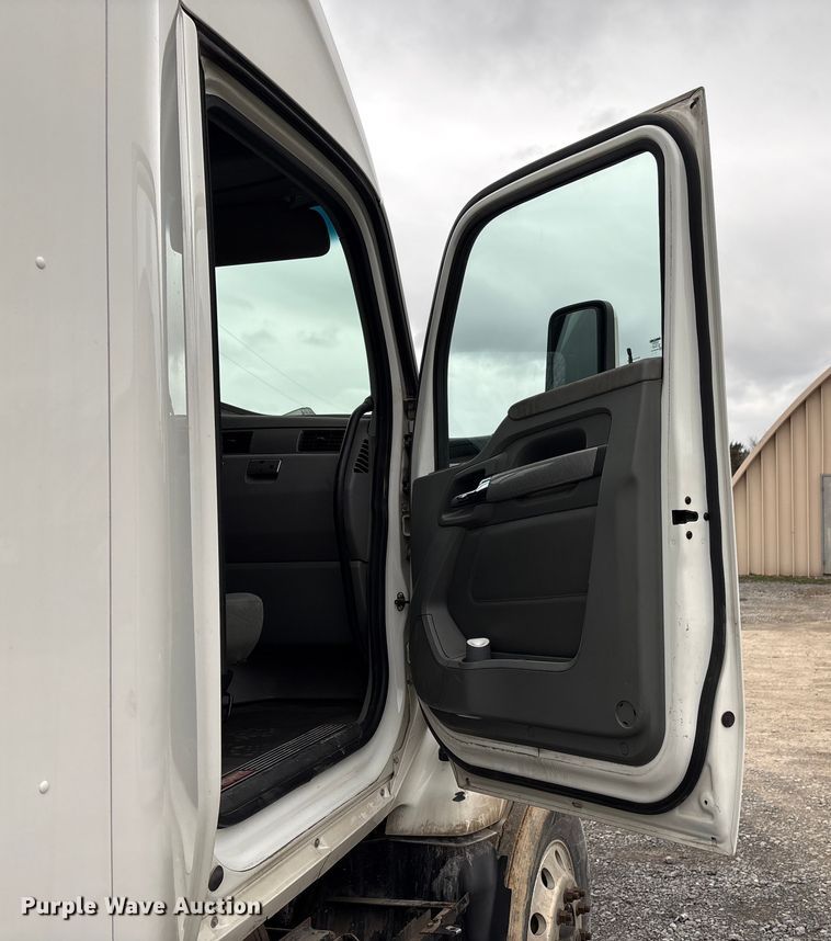 image for item EF1003 2015 Kenworth T680 semi truck