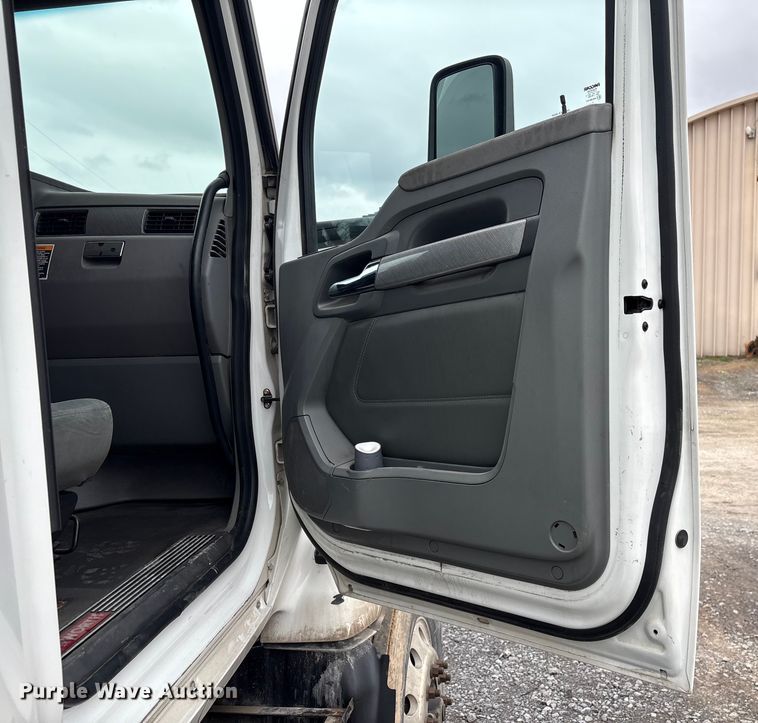 image for item EF1003 2015 Kenworth T680 semi truck