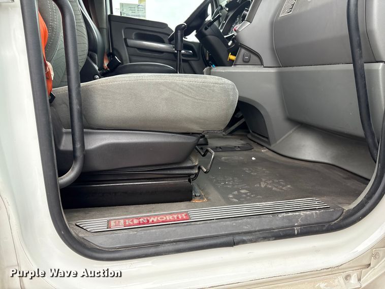 image for item EF1003 2015 Kenworth T680 semi truck