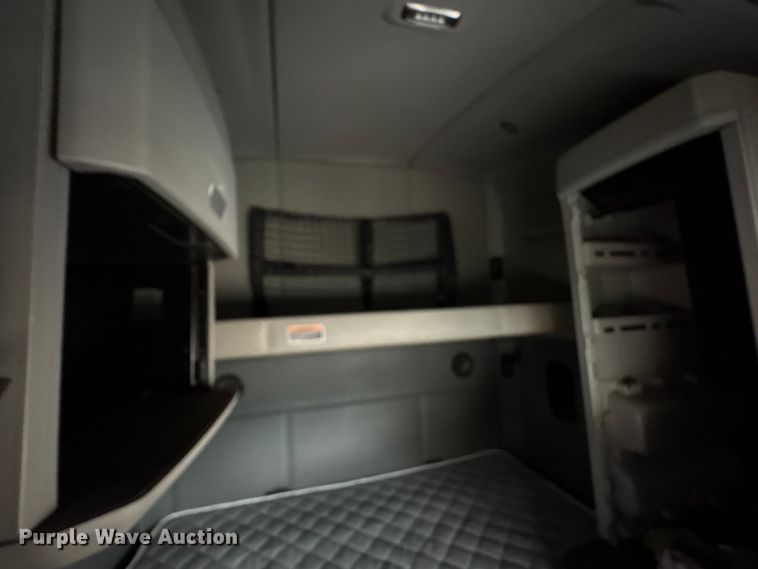 image for item EF1003 2015 Kenworth T680 semi truck