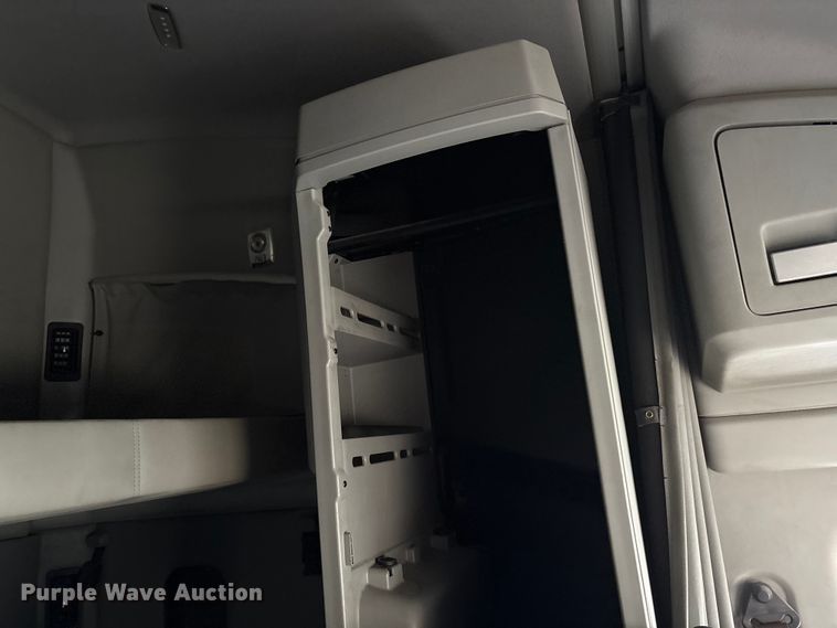 image for item EF1003 2015 Kenworth T680 semi truck