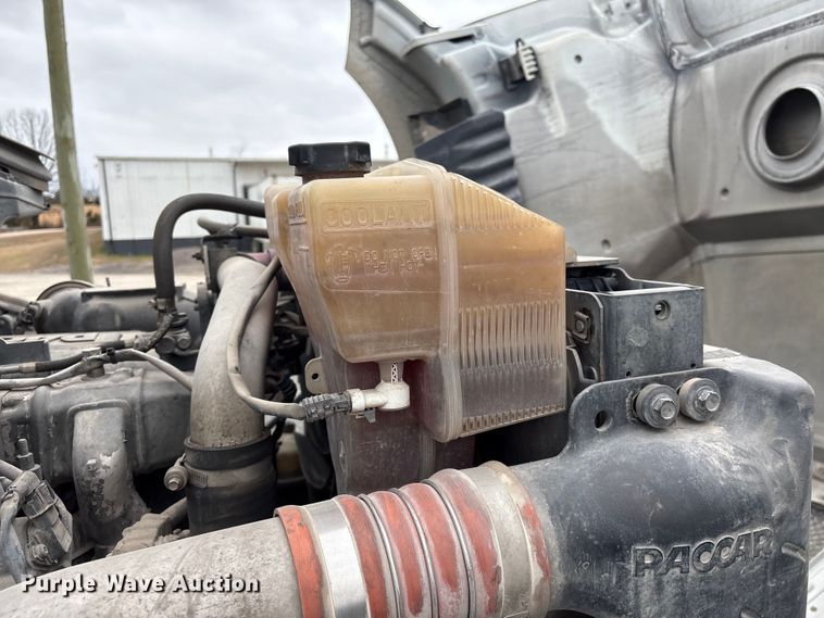 image for item EF1003 2015 Kenworth T680 semi truck