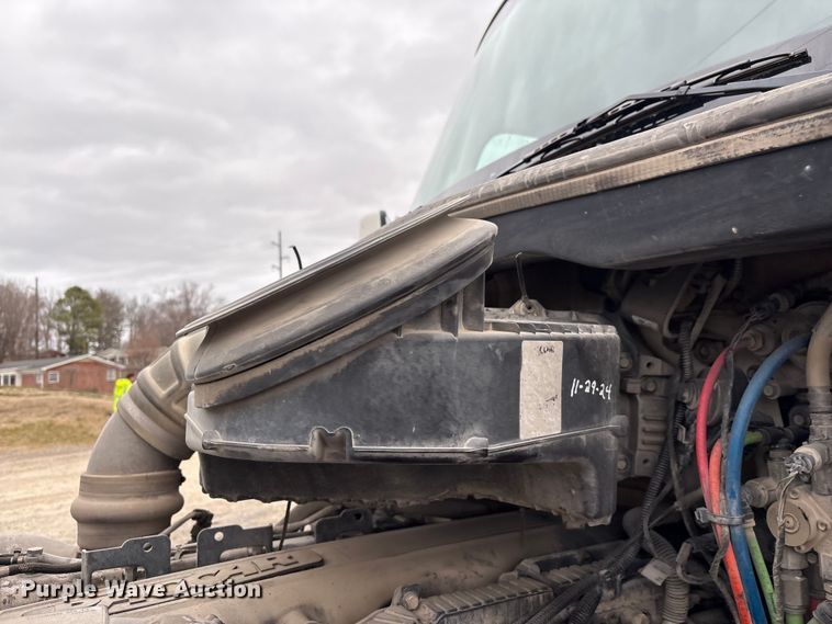 image for item EF1003 2015 Kenworth T680 semi truck