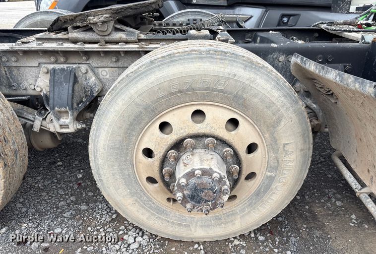 image for item EF1003 2015 Kenworth T680 semi truck