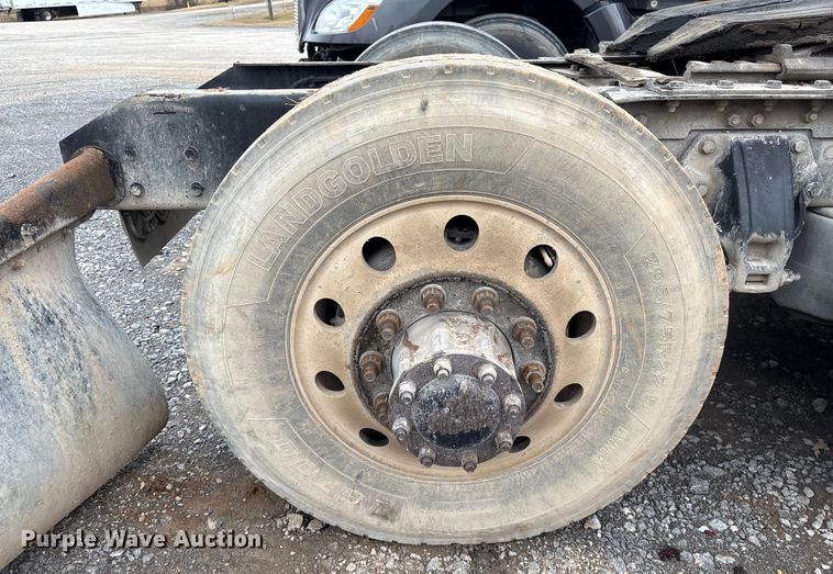 image for item EF1003 2015 Kenworth T680 semi truck