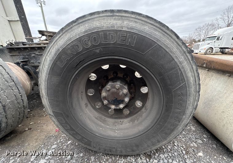 image for item EF1003 2015 Kenworth T680 semi truck