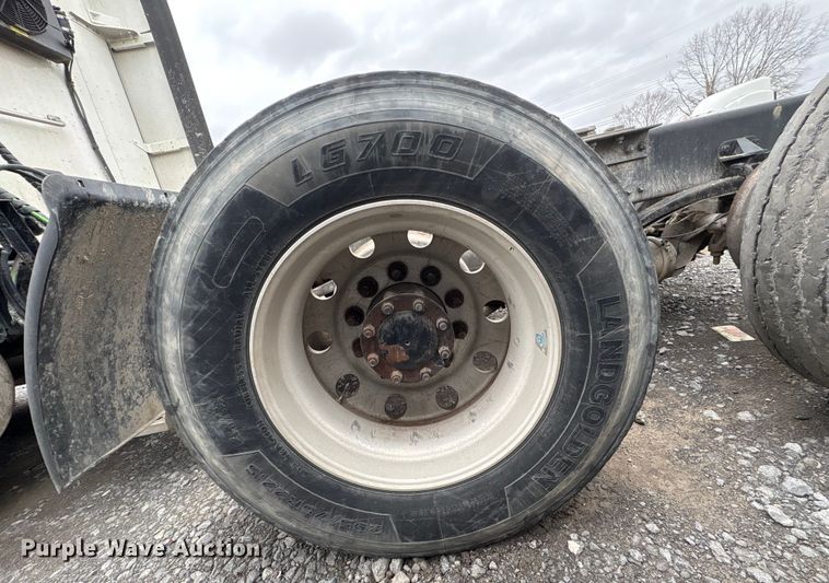 image for item EF1003 2015 Kenworth T680 semi truck