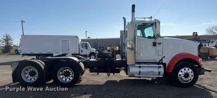 image for item EG1745 2007 International 9900i semi truck