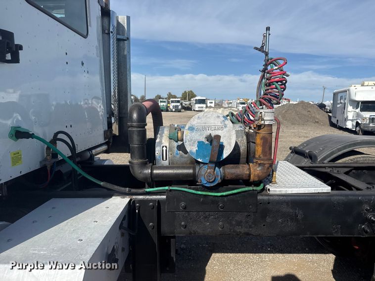 image for item EG1745 2007 International 9900i semi truck